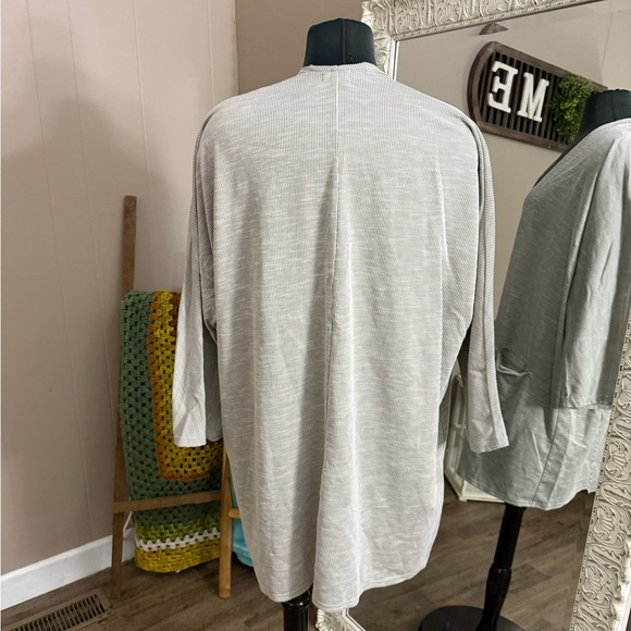 DONNI. • Ribbed 3/4 Sleeve Gray Cardigan - Picture 8 of 9